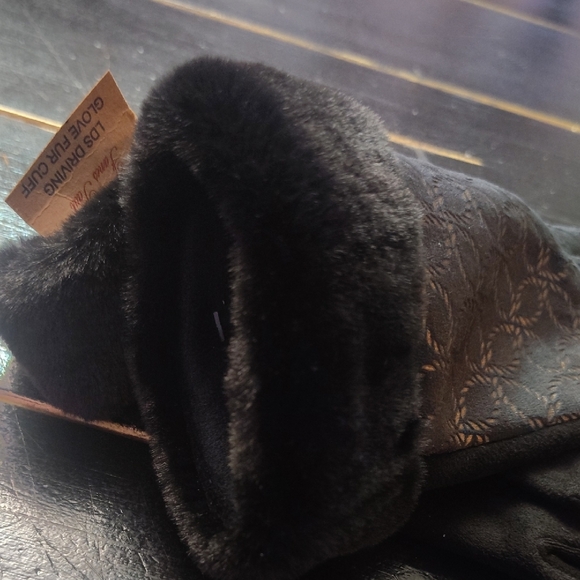 Echo Elegant Black and Gold Patterned Gloves - Picture 3 of 12